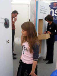 Bild: Besucher der Wanderausstellung